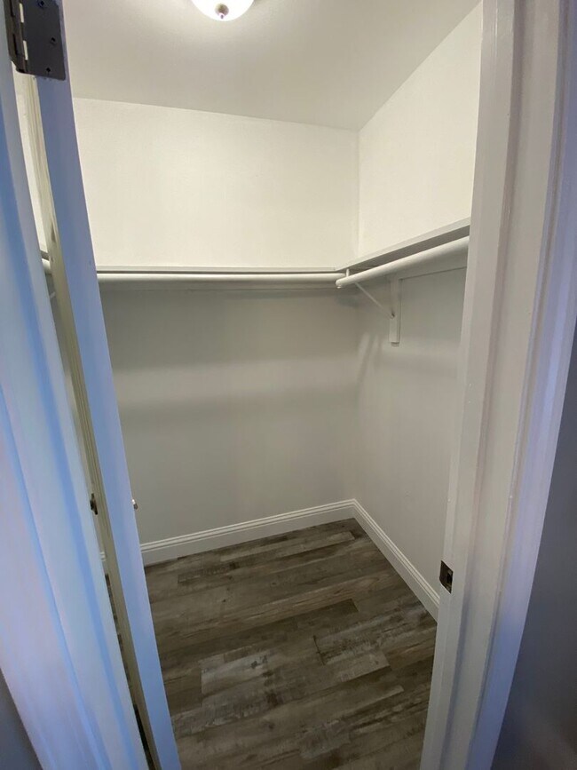 Building Photo - Gorgeous 3 BD 2 BA remodeled home availabl...