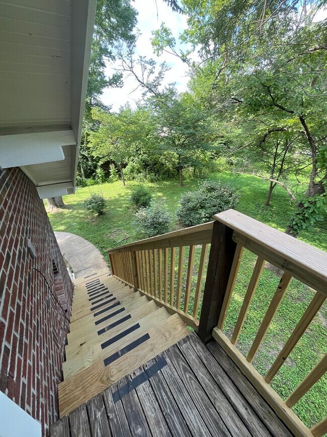 Building Photo - 110 E Hillside Dr