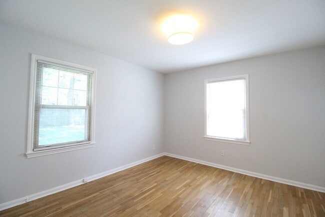 Building Photo - January FREE On This Updated 2 Bedroom 1 Bath Home in Roeland Park