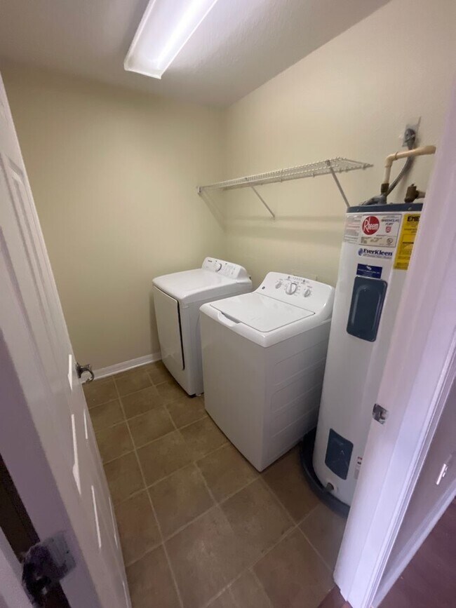 Building Photo - Stylish 2-Bed Modern Home at an Unbeatable...