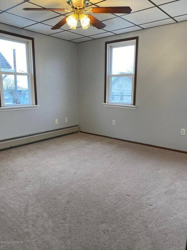 Building Photo - 116 E Elm St
