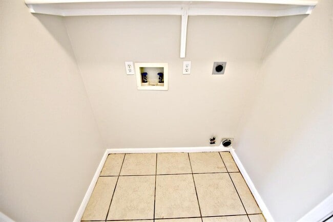 Building Photo - 904 Lantana Ln