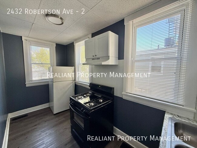 Building Photo - 2432 Robertson Ave