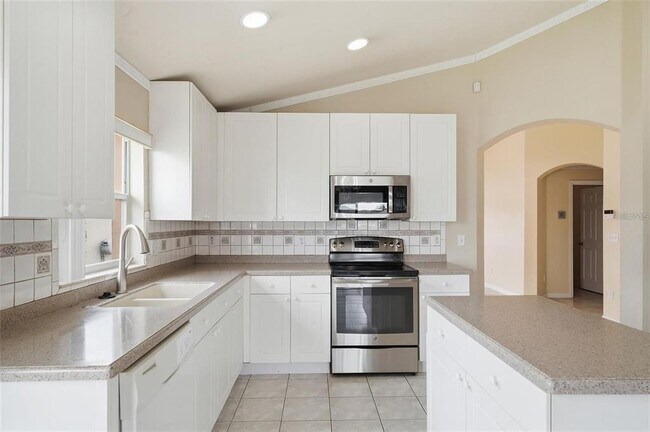 Building Photo - 2819 Maguire Dr