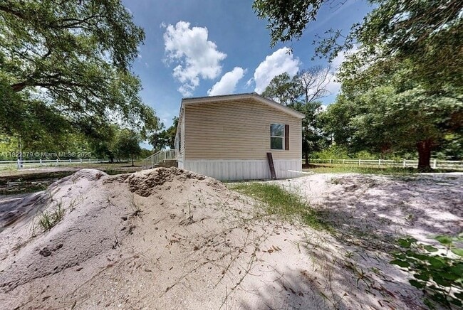 Building Photo - 720 N Riverside St