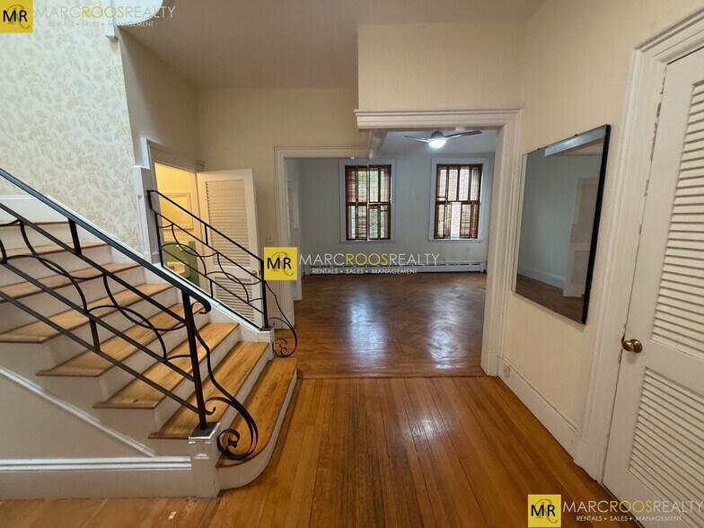 Building Photo - 1805 Beacon St