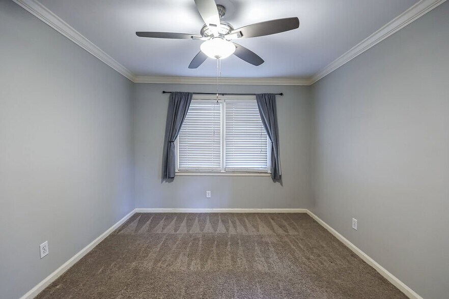 Building Photo - 5415 Speir St