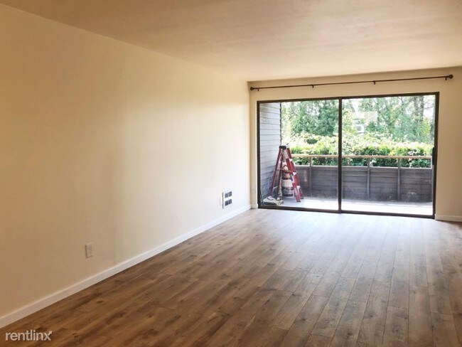 Building Photo - 10112 NE 68th St