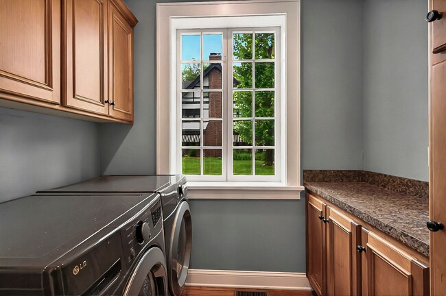 Building Photo - Move In Ready! 5 bedroom 3.5 bath near Was...