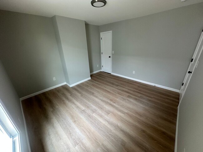 Building Photo - BEAUTIFUL RENOVATED NEW 3 BEDROOM HOUSE MI...