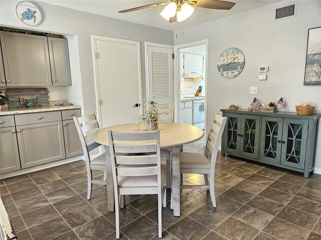 Building Photo - 1555 Tarpon Center Dr