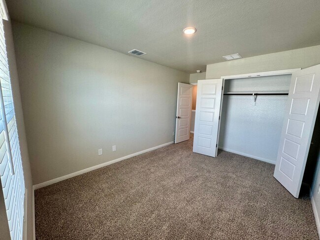 Building Photo - Stunning 4x2.5 Luxury Duplex in Buda, TX!