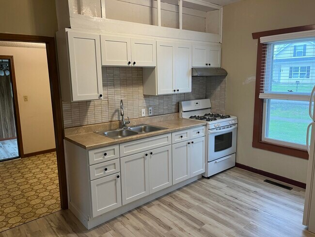 Building Photo - 200 Elizabeth St