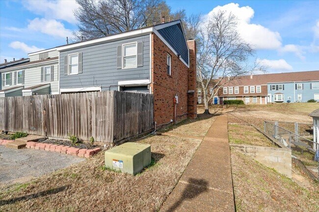 Building Photo - 3368 Coachouse Cove