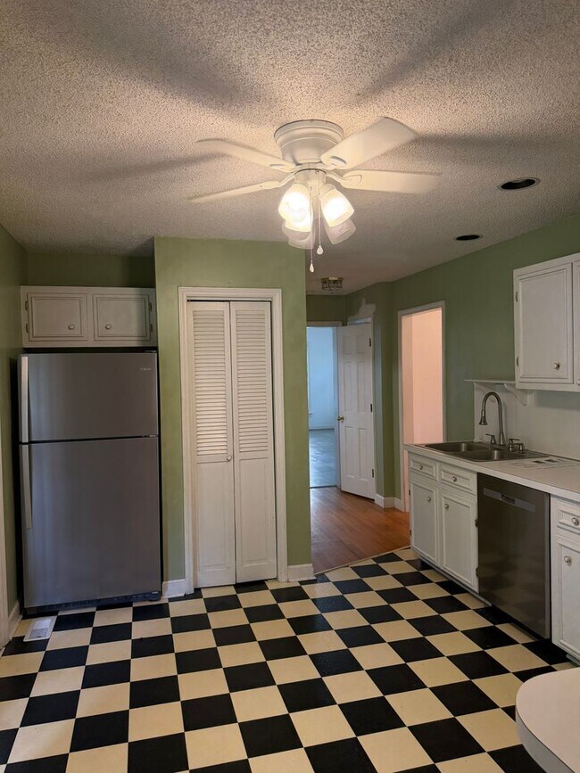 Building Photo - 105 Demille Dr