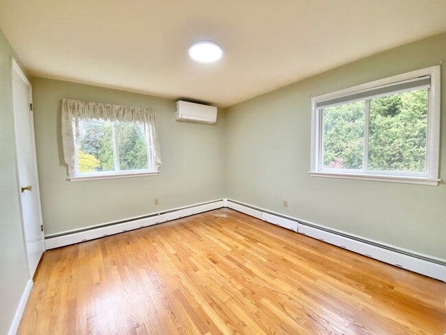 Building Photo - 4 Bedroom Home in Burlington VT Available 1/1/26!