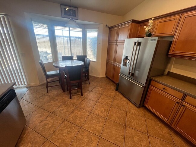 Building Photo - Spacious 4-Bedroom Home in Desirable Apple Valley Neighborhood