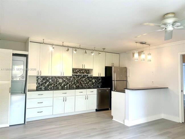 Building Photo - 645 Executive Center Dr