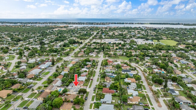 Building Photo - 201 NE 28th Ct