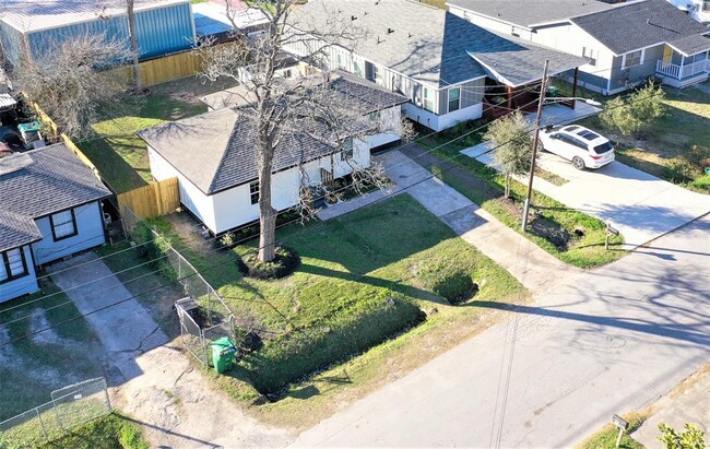 Building Photo - 6801 Greenhurst St
