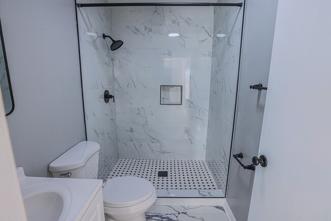 Building Photo - 733 Farnham Pl