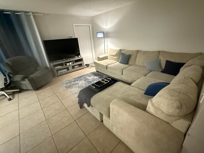 Building Photo - 915 Meadows Cir