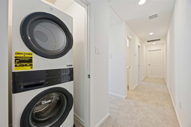 Building Photo - 905 Pertuso Ln