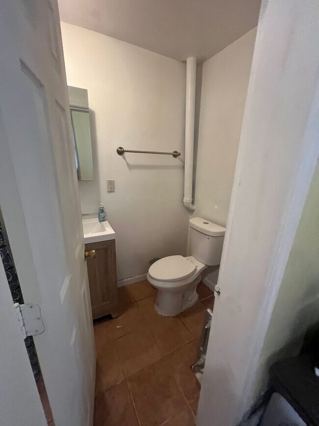 Building Photo - Spacious 5 Bedroom, 2 Bath Home