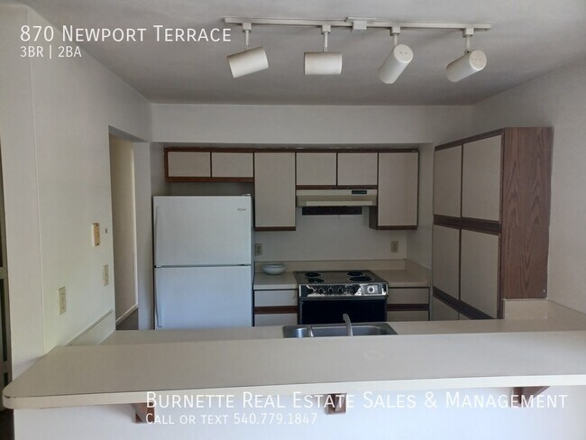 Building Photo - 870 Newport Terrace