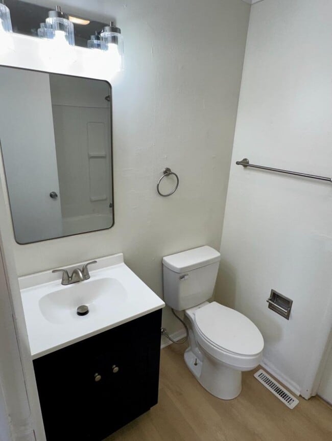 Building Photo - 910 Skyline Dr