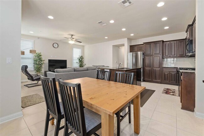 Building Photo - 6814 E Riverside Dr