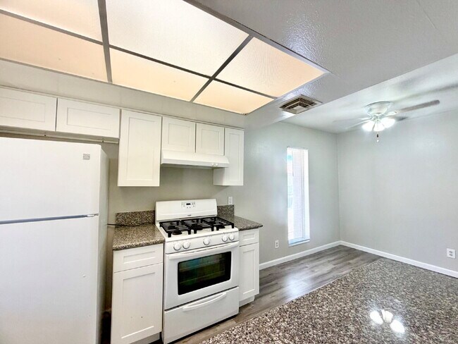 Building Photo - HIVE SUMMER MOVE-IN SPECIAL: 3 BEDROOM CONDO | COMMUNITY POOLS + WALKING TRAILS | CENTRAL LAS VEG...