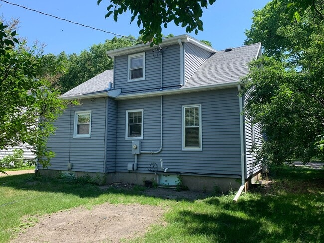 Building Photo - 4 Bedroom Near NDSU!!