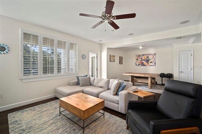 Building Photo - 435 S Oregon Ave