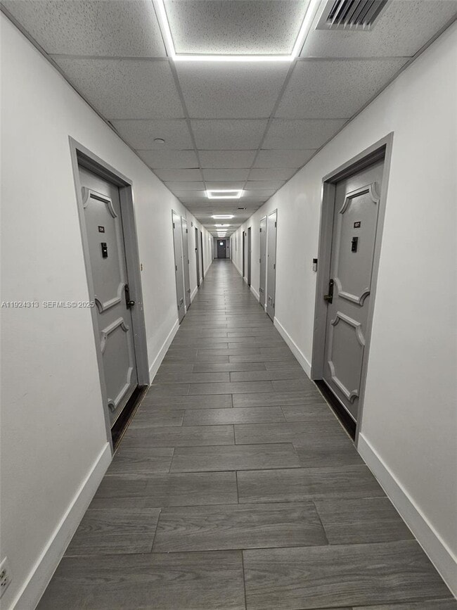 Building Photo - 4200 Hillcrest Dr