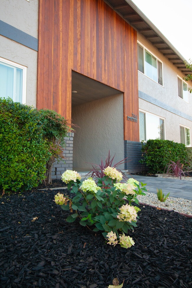 Building Photo - 2144 Royal Dr