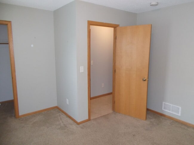 Building Photo - 3 Bedroom, 1 Bathroom Home.