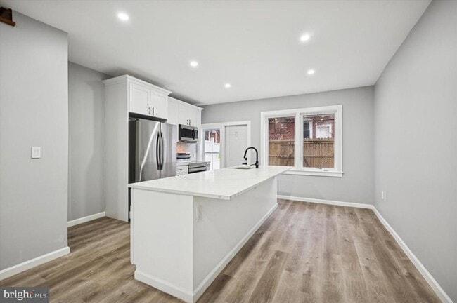 Building Photo - 547 S Yewdall St