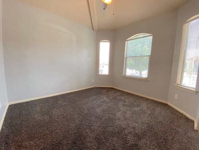 Building Photo - Sandstone Ranch Estates - 4Bed /3bath Refr...