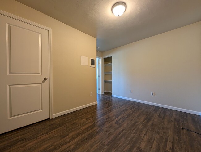 Building Photo - 307 Main St