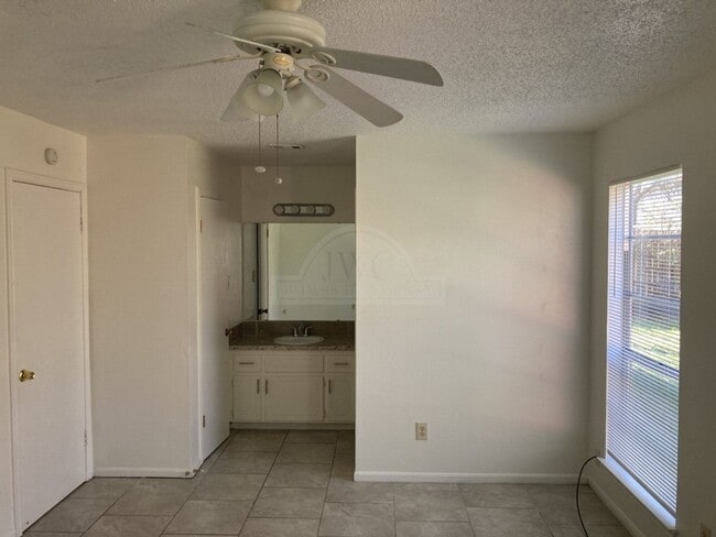 Building Photo - 2405 Bermuda Dr