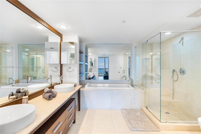 Building Photo - 495 Brickell Ave