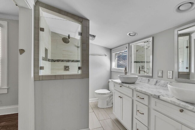 Building Photo - Stylish 2-Bed, 2-Bath Residence with Moder...