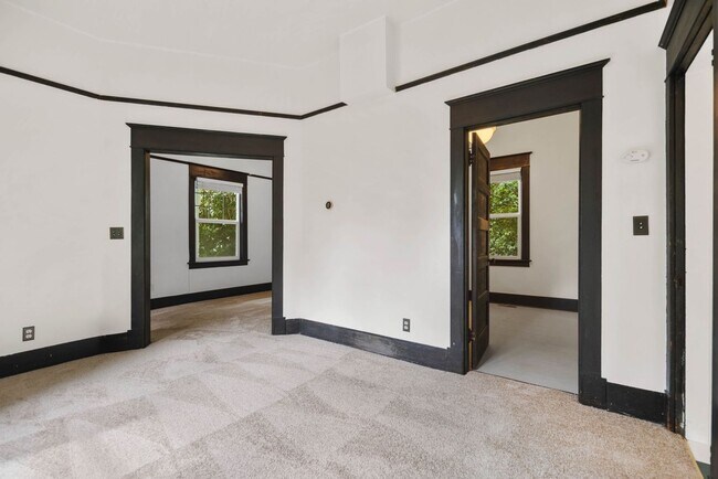 Building Photo - 712 SW 3rd Pl