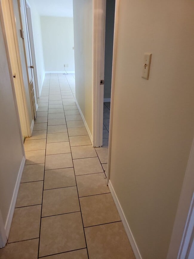 Building Photo - 3 BD 1.5 BA Ocean Springs Rental in the Go...