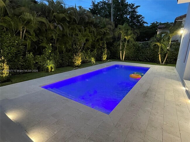 Building Photo - 1515 Urbino Ave