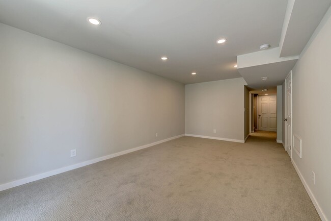 Building Photo - Gorgeous Updated 3 Bed 3 Bath Home Garage