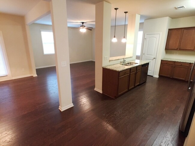 Building Photo - Modern 3BR Townhome - Swim/Tennis and More!