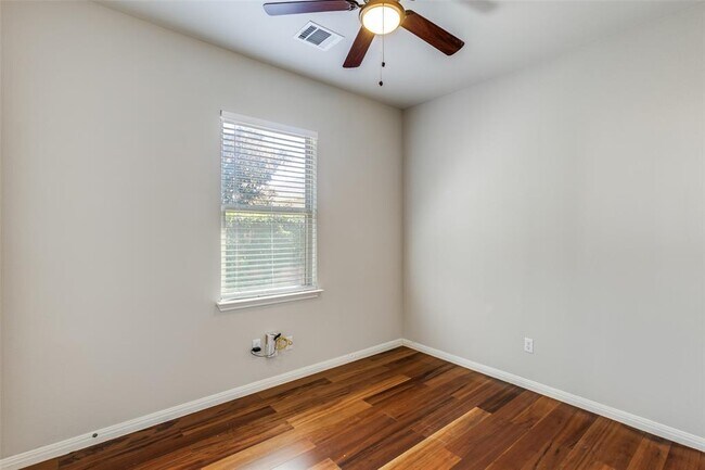 Building Photo - 456 S Brook Dr