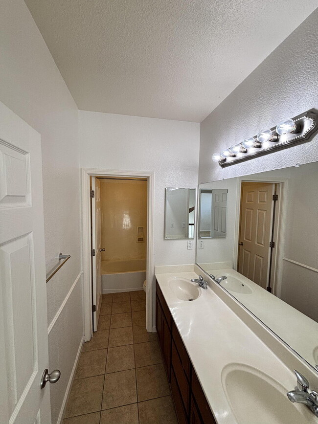 Building Photo - 1247 Jewel Flower Dr